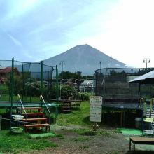 富士山をバックにトランポリン。