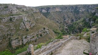 岩山も縫って流れる川