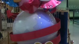 大きなキティのモニュメントが立っている