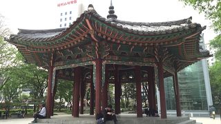 八角亭でございます（ご注意くださいませ）