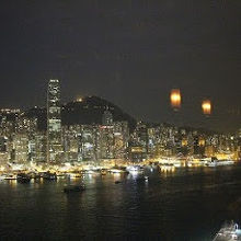 窓から見える香港島の夜景