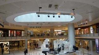 九龍駅直結の巨大ショッピングモール。