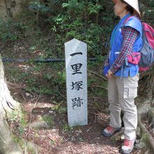 熊野古道、中辺路一里塚と語り部さん。