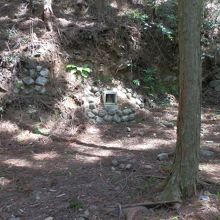 熊野古道、中辺路にあった小さな石塚。