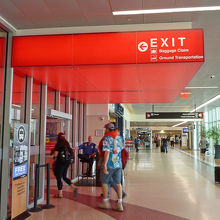 バッゲージクレイムへの出口。