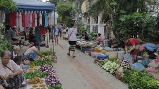 生鮮食料品・日用雑貨・朝から割となんでも揃う、活気ある市場