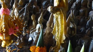 メコン川の精霊が宿る洞窟