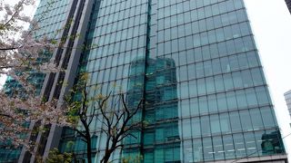 ガラスの色が美しいオフィスビル