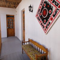 2階の明るい回廊、奥のドアの先に個室が並ぶ