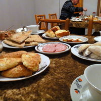 おいしい朝食。お菓子類もたくさん種類がある。
