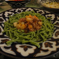 ハーブをねりこんだ緑のパスタ。ホラズム料理。