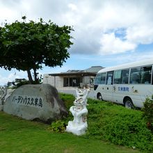 送迎バスと本館入口