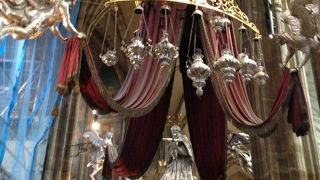 中も外も混んでました