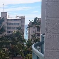 ８階。ラナイからの景色。海がチラッと！