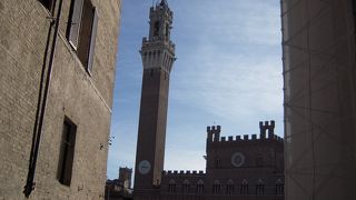 シエナは広場、塔、ドゥオーモです。