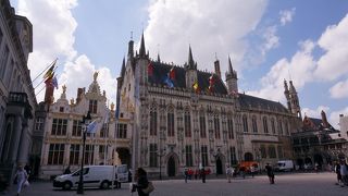 ブルグ広場にあります