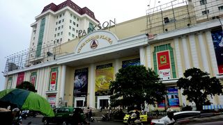 地元庶民のマーケットは賑わっています・・