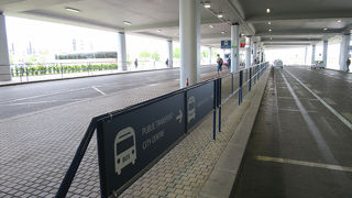 空港から旧市街や中央駅へ行くのに便利