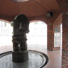 弁天様のモニュメントと出雲大社説明板