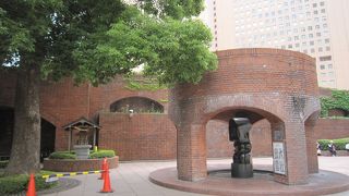 高層ビルの敷地内にありました