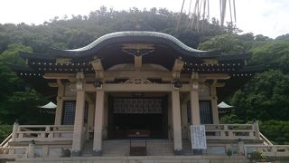 狭い港町の中では別格に大きい