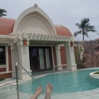 プールから見たお部屋外観　滝もあります