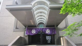 都会の中の都会的なお寺です