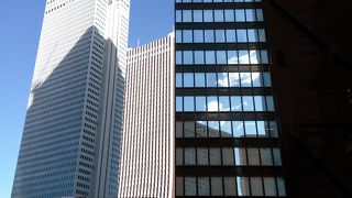 西口の高層ビル