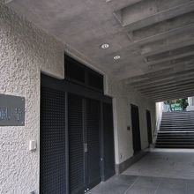 お寺への1階入口とお寺名