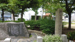 公園端にひっそり