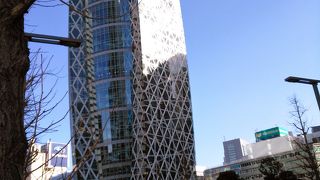 西口の目立つビル