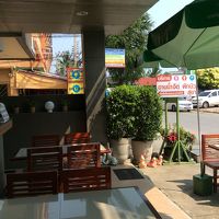 ホテルフロントのエントランスレストランで一杯やったり，食事も