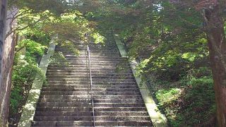 根本中堂の正門