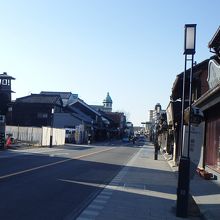 南方向を振り返る。左手に時の鐘