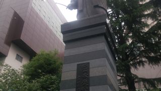 コミカルな感じの像です