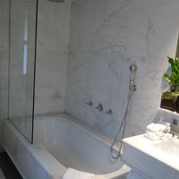 清潔で広いバスルーム　　奥にトイレがあります