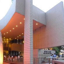 ドーム型の横に入り口あり