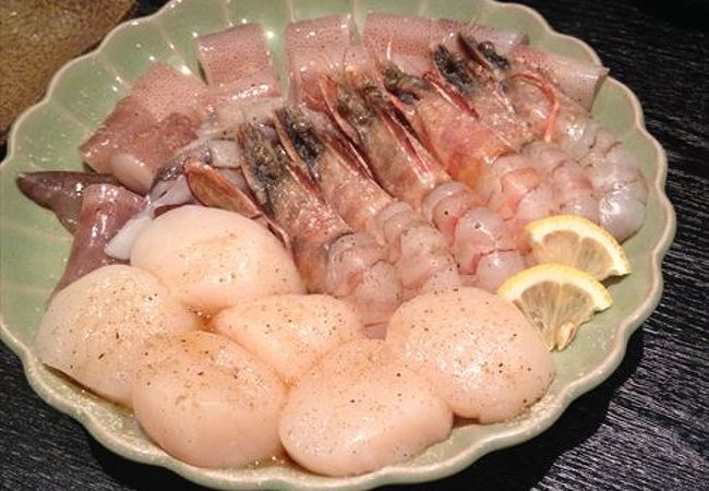 お肉だけでは無くて、海鮮のエビやﾎﾀﾃ等、大きな具材も有りますので、お肉の他にこの具材も食べる事をおすすめします。