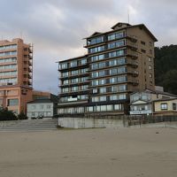 右側の建物がいさごや