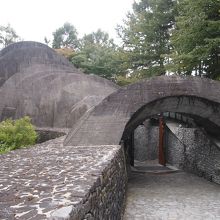 緑に囲まれた美しい石の教会