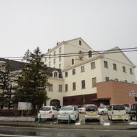 この写真は最寄りバス停から。バス停からは道を渡るだけ。