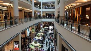 ツインタワーの真下にあるショッピングセンター