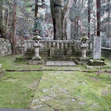 元就のお墓。