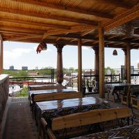 屋上のテラス、ここで朝食、ナッツとお茶もごちそうになった