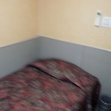 ベッドはセミダブルの大きさでゆったりしていました。