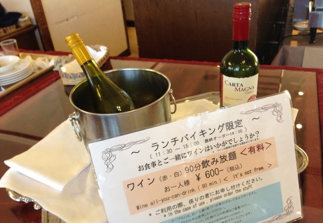 小樽運河が望めて、追加料金でワイン飲み放題がとってもいい。