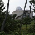 千里浜沿いに建つ天文台のあるホテル