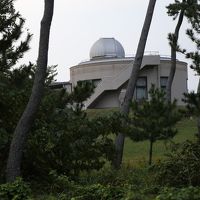 松林越しに併設の天文台を望む