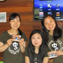 月亮産房手前の基金会スタッフ