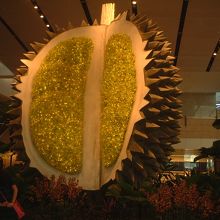 巨大ドリアンのオブジェ?